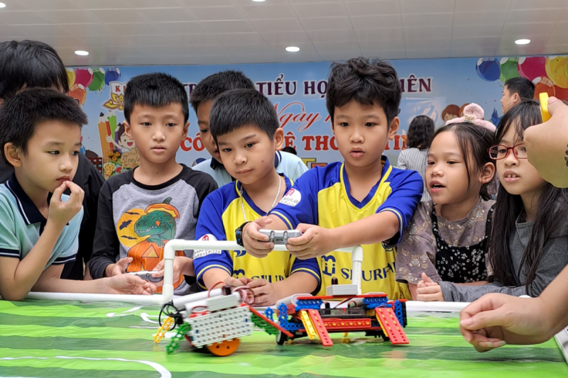 robotics-cho-tre-em-qua-thuc-hanh-va-bo-mo-hinh-vex-1