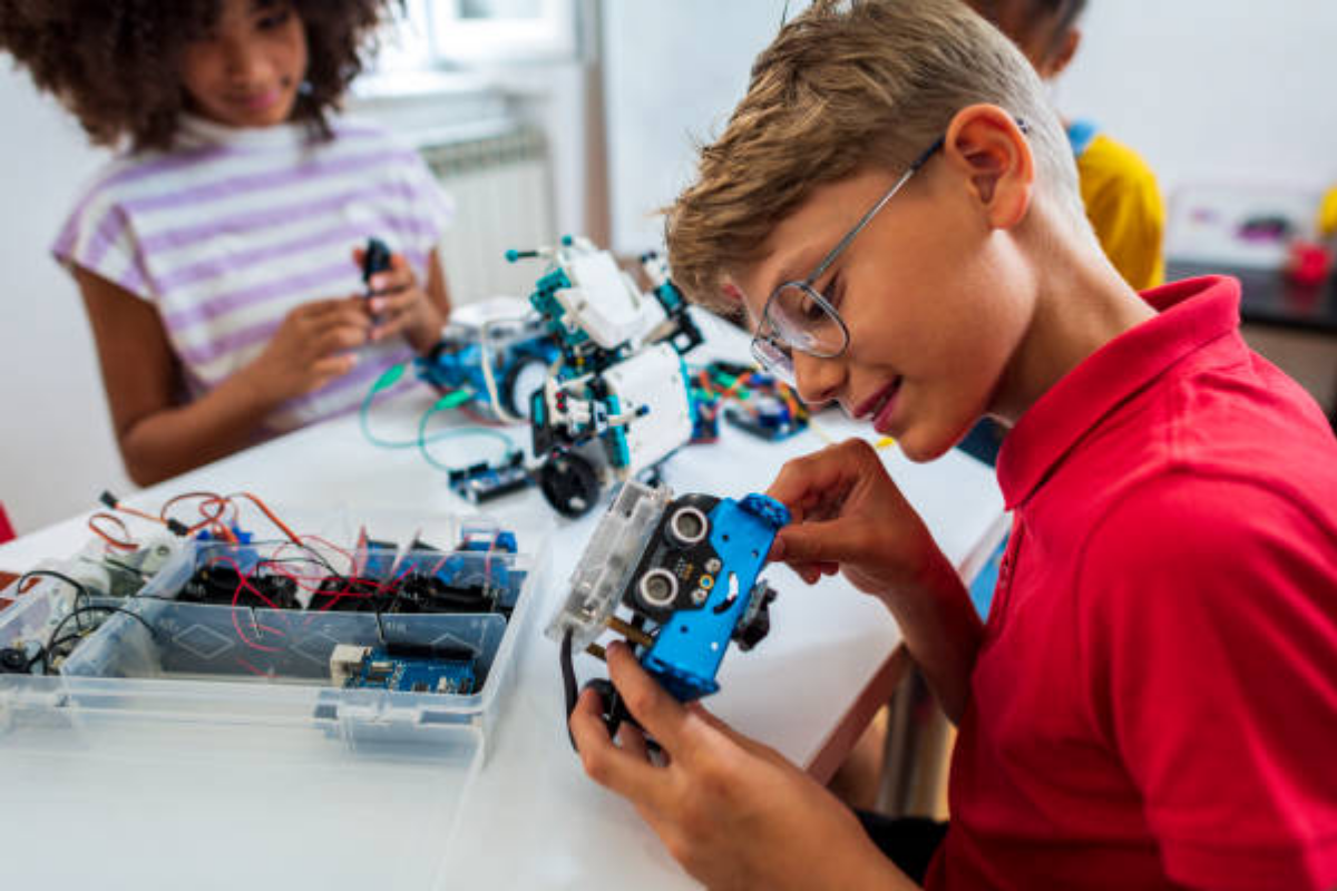 robotics-cho-tre-em-qua-thuc-hanh-va-bo-mo-hinh-vex