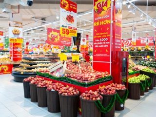 Mở siêu thị không chỉ đơn giản là nhập hàng và bán. Để vận hành hiệu quả, bạn cần chuẩn bị hệ thống thiết bị đồng bộ giúp trưng bày đẹp, bảo quản tốt và tối ưu trải nghiệm mua sắm. Bài viết này sẽ giúp bạn nắm rõ: Danh sách thiết bị bắt buộc khi mở siêu thị Gợi ý lựa chọn theo từng quy mô Điều hướng sản phẩm chuẩn – tối ưu chi phí 1. Thiết bị trưng bày siêu thị (Quan trọng nhất) Đây là nhóm thiết bị quyết định trực tiếp đến doanh thu và hành vi mua hàng. 🔹 Kệ siêu thị Kệ đơn, kệ đôi, kệ áp tường Kệ trưng bày hàng khô, hàng tiêu dùng Chất liệu sắt sơn tĩnh điện bền bỉ 👉 Vai trò: Tối ưu không gian Tăng khả năng nhìn thấy sản phẩm Tạo lối đi khoa học 🔹 Tủ mát siêu thị (thiết bị không thể thiếu) Tủ mát đứng trưng bày nước, sữa Tủ mát nằm trưng bày rau củ, thịt nguội Tủ mát không cánh (open chiller) cho siêu thị lớn 👉 Lợi ích: Giữ nhiệt ổn định 2–8°C Tăng độ tươi và thời gian bảo quản Giúp sản phẩm luôn hấp dẫn 🔥 Gợi ý sản phẩm tại Kanawa: Tủ mát siêu thị đa dạng dung tích Thiết kế kính trong suốt – tăng trưng bày Tiết kiệm điện – vận hành bền bỉ 👉 Xem ngay các mẫu tủ mát siêu thị Kanawa bán chạy nhất – gọi hotline để được tư vấn setup miễn phí! 🔹 Tủ đông công nghiệp Bảo quản thịt, cá, thực phẩm đông lạnh Dung tích lớn – phù hợp siêu thị mini đến lớn 👉 Nhiệt độ: -18°C đến -25°C 🔥 Kanawa cung cấp: Tủ đông đứng – tiết kiệm diện tích Tủ đông nằm – dung tích lớn 👉 Click xem 28+ Mẫu tủ đông công nghiệp Kanawa chính hãng – giá tốt cho chủ siêu thị mới mở! 2. Thiết bị thanh toán & quản lý bán hàng Một siêu thị chuyên nghiệp không thể thiếu hệ thống quản lý. 🔹 Máy POS bán hàng Tính tiền nhanh chóng Quản lý tồn kho 🔹 Máy quét mã vạch Tăng tốc độ thanh toán Giảm sai sót 🔹 Máy in hóa đơn 👉 Lợi ích: Tạo trải nghiệm chuyên nghiệp Giảm thất thoát 3. Thiết bị bảo quản & lưu trữ Không phải hàng nào cũng trưng bày – cần khu lưu trữ phía sau. 🔹 Tủ lạnh công nghiệp Bảo quản thực phẩm số lượng lớn 🔹 Kho đông – kho mát mini 👉 Giúp: Dự trữ hàng hóa Giảm nhập hàng nhiều lần 4. Thiết bị chế biến (nếu có khu thực phẩm tươi/sơ chế) Nếu siêu thị có khu: Thịt tươi Đồ ăn chế biến sẵn 👉 Cần thêm: Bàn inox Tủ nấu cơm công nghiệp Tủ hấp thực phẩm 🔥 Kanawa gợi ý: Tủ nấu cơm công nghiệp Thiết bị inox bếp bền chuẩn nhà hàng 👉 Xem ngay combo thiết bị bếp công nghiệp Kanawa – tối ưu chi phí cho siêu thị! 5. Thiết bị hỗ trợ khách hàng 🔹 Xe đẩy siêu thị Xe lớn, giỏ xách tay 🔹 Giỏ nhựa Phù hợp siêu thị mini 👉 Giúp tăng: Giá trị đơn hàng Trải nghiệm mua sắm 6. Thiết bị an ninh & vận hành 🔹 Camera giám sát 🔹 Cổng từ chống trộm 🔹 Hệ thống đèn chiếu sáng 👉 Vai trò: Bảo vệ hàng hóa Tăng sự chuyên nghiệp 7. Checklist mở siêu thị đầy đủ (tóm tắt) ✔ Kệ trưng bày ✔ Tủ mát siêu thị ✔ Tủ đông công nghiệp ✔ Máy POS + quét mã vạch ✔ Tủ lạnh/kho lưu trữ ✔ Xe đẩy – giỏ hàng ✔ Camera – an ninh 8. Kinh nghiệm chọn thiết bị siêu thị (RẤT QUAN TRỌNG) 👉 Chọn theo diện tích: 50m² → siêu thị mini 60–150m² → cửa hàng tiện lợi 150m² → siêu thị quy mô 👉 Ưu tiên: Tiết kiệm điện Bền – dễ bảo trì Đồng bộ thiết kế 👉 Sai lầm cần tránh: Mua thiết bị rẻ, nhanh hỏng Không tính toán công suất Thiếu tủ mát → hư hàng 9. Vì sao nên chọn thiết bị siêu thị Kanawa? ✔ Chuyên thiết bị công nghiệp cho F&B và siêu thị ✔ Đa dạng mẫu mã – đủ combo setup ✔ Giá tốt tận xưởng ✔ Hỗ trợ tư vấn layout miễn phí 👉 Bạn đang chuẩn bị mở siêu thị? Đừng mua lẻ từng thiết bị – rất tốn chi phí và thiếu đồng bộ. 🔥 Kanawa cung cấp: Combo thiết bị siêu thị trọn gói Tư vấn setup miễn phí theo mặt bằng Giao hàng toàn quốc – bảo hành rõ ràng 👉 Liên hệ ngay hotline Kanawa để nhận: Báo giá nhanh trong 5 phút Bản layout setup siêu thị miễn phí Ưu đãi riêng cho khách mở mới Để mở siêu thị thành công, bạn cần chuẩn bị đầy đủ thiết bị trưng bày – bảo quản – vận hành. Trong đó, tủ mát và tủ đông là yếu tố cốt lõi quyết định chất lượng hàng hóa và doanh thu. 👉 Lựa chọn đúng ngay từ đầu sẽ giúp bạn: Tiết kiệm chi phí Vận hành ổn định Tăng lợi nhuận lâu dài>>> Xem thêm chi tiết tại: Mở siêu thị cần những thiết bị gì? Danh sách đầy đủ từ A–Z